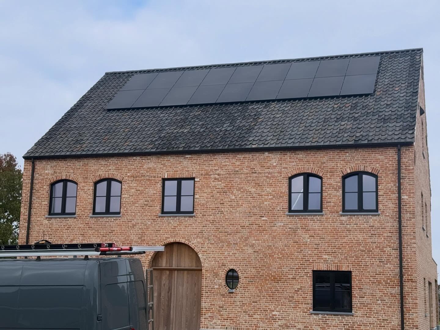 Installatie van 18 Aiko 460 Wp glas-glas zonnepanelen op hellend dak in Vlaanderen door EnergyBy-Pi
