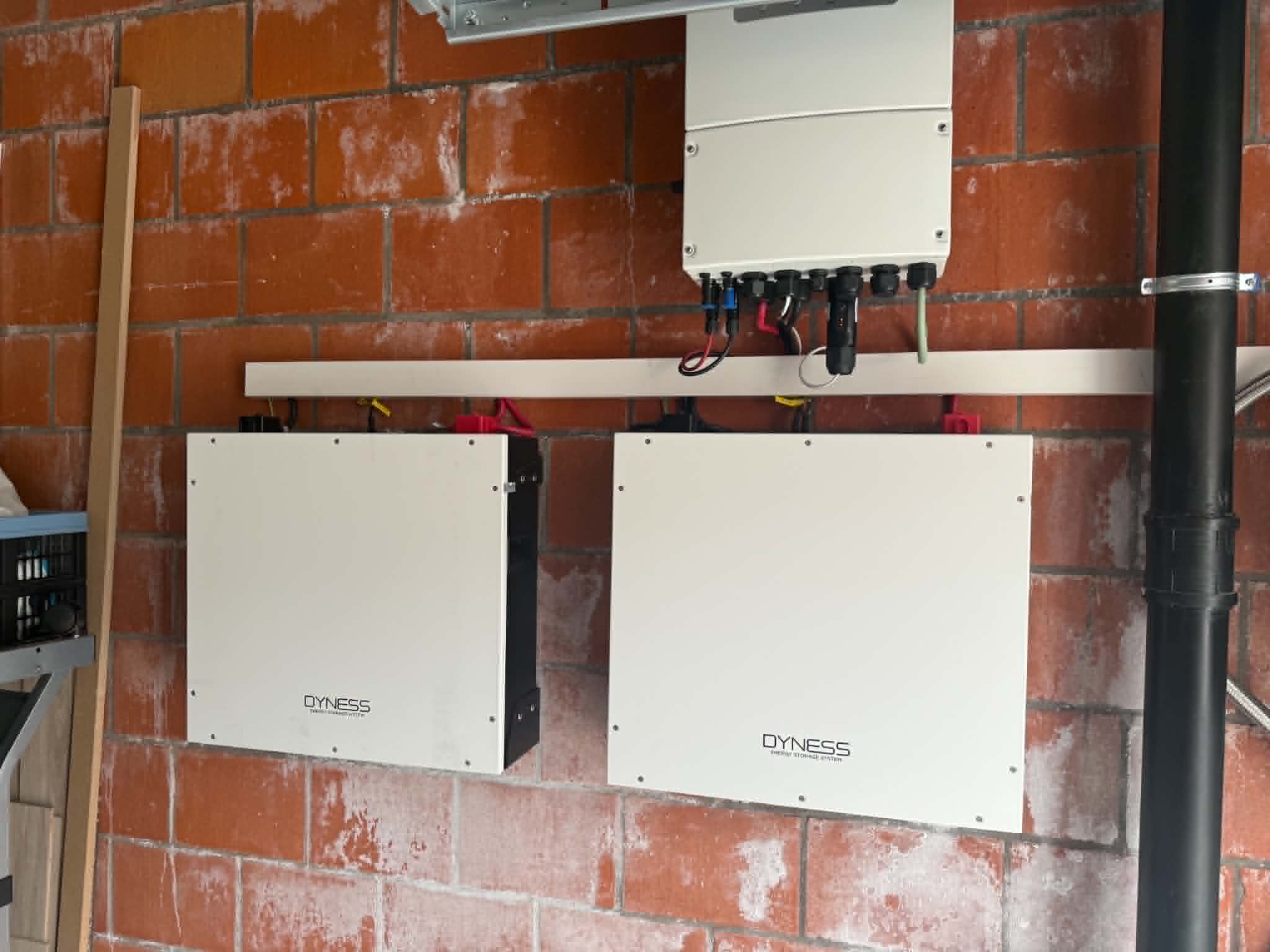 Professionele installatie van twee Solis 5.0 kW omvormers voor een efficiënte omzetting van zonne-energie en maximale energieopbrengst.