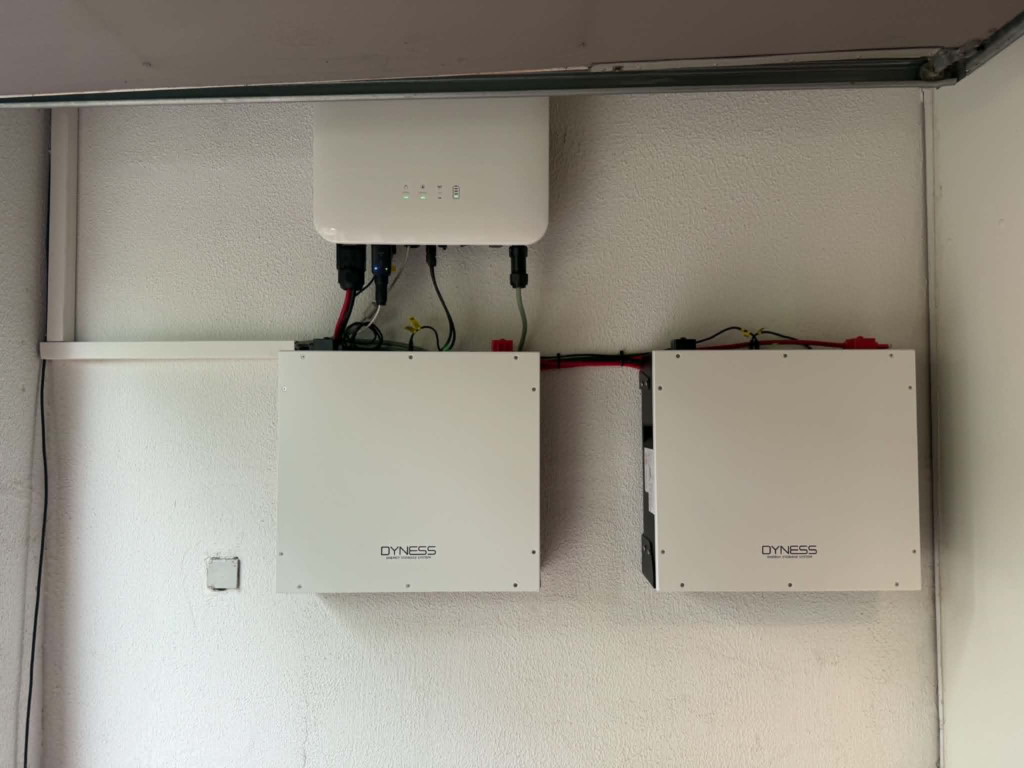 Twee Dyness DL5.0C thuisbatterijen met Goodway GW5000-ES-20 hybride omvormer geplaatst door EnergyBy-Pi